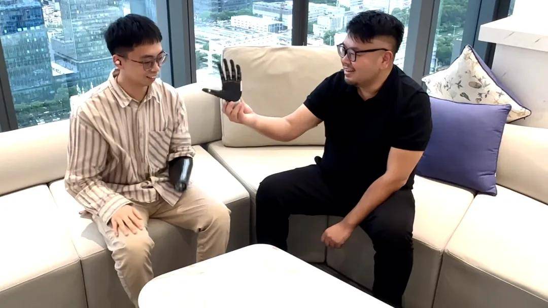 中国慈善家｜强脑科技CEO韩璧丞：当“六小龙”拥抱残障人士 