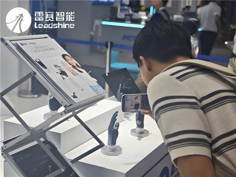 展会观众拍照1(1).jpg