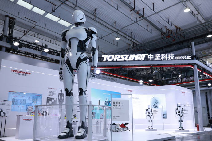 中坚科技旗下子公司桦之坚携巨型概念机器人ZERO惊艳2026 WRC
