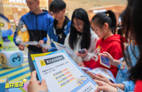 《蛋仔派对》在反诈宣传方面也是不遗余力,通过多渠道、多形式的宣传,帮助玩家提高反诈意识。不仅将每年三月定为“蛋仔守护月”,《蛋仔派对》还联合八大权威机构,从多个维度全面守护玩家的网络安全——在游戏中推出了丰富多样的反诈地图,玩家可以通过这些地图体验真实的诈骗场景,并学习识别和应对网络诈骗的方法。同时,“反诈志愿者”外观的推出,更是鼓励玩家积极参与到反诈知识的传播中来,通过“反诈知识大放送”活动,将反诈知识广泛传播。